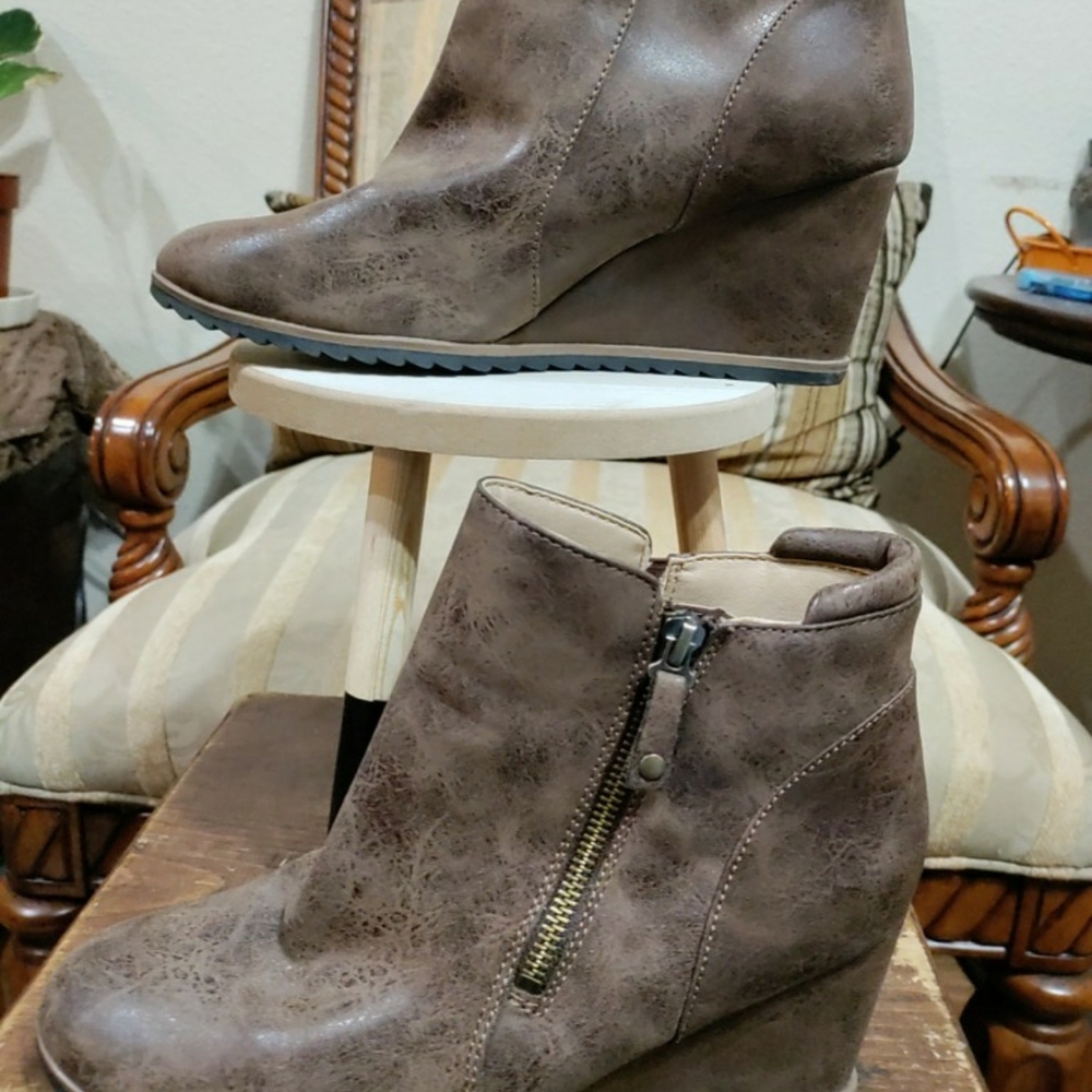 SOUL Naturalizer Brown Wedges with Minimalist Design